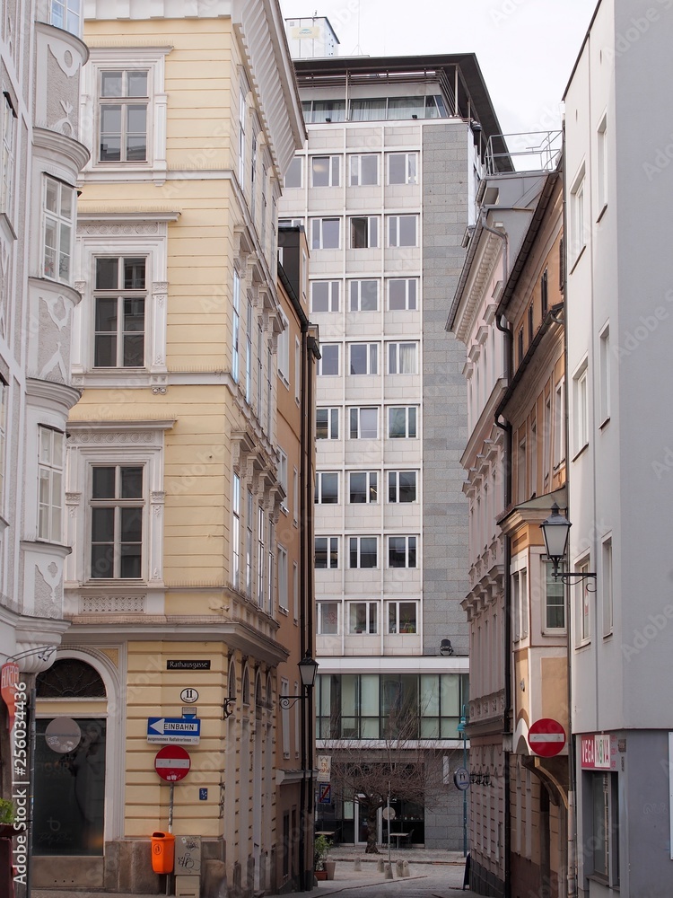 Gegensätze - historische Gebäude und modernes Bürohaus	