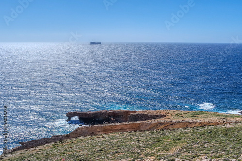 Obraz na płótnie Arch Ras il-Hamrija (Ghar Hanex) and Filfla island near Hagar Qim and Mnajdra, Malta w salonie