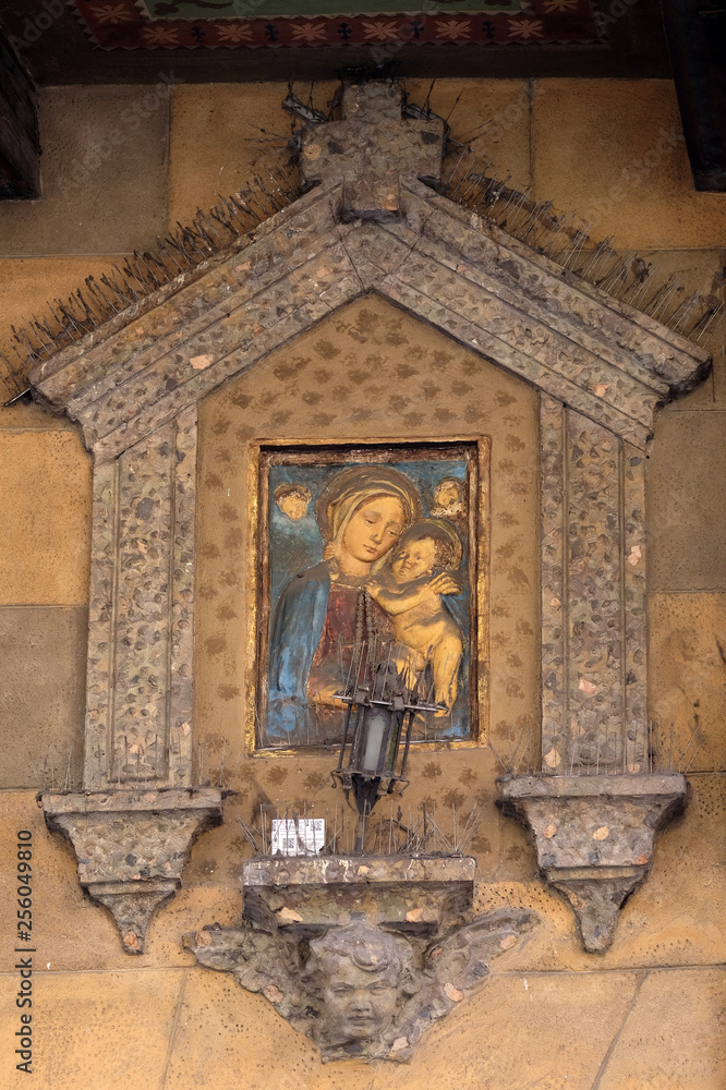 Virgin Mary with baby Jesus, house facade in Modena, Italy
