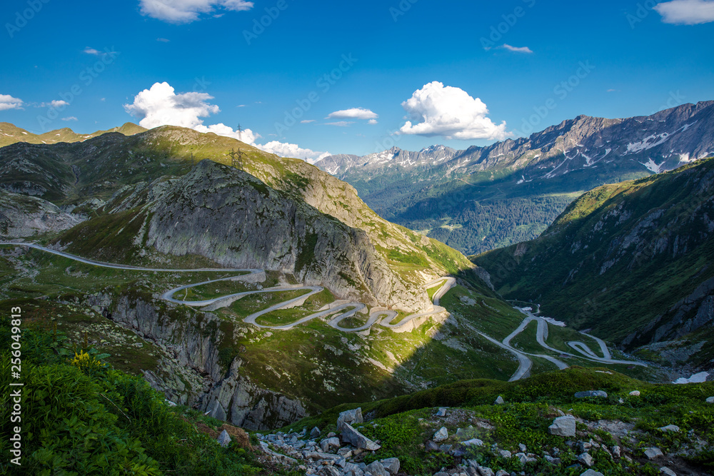Obraz premium Alte, bekannte Gotthardpassstrasse namens Tremola. Kurvige Bergstrasse in den Alpen.