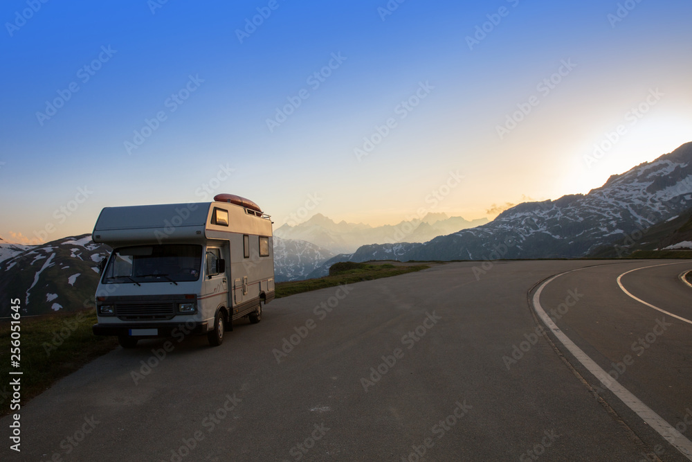 Reisemobil steht an der Strasse. Wildcamping in den Schweizer Bergen
