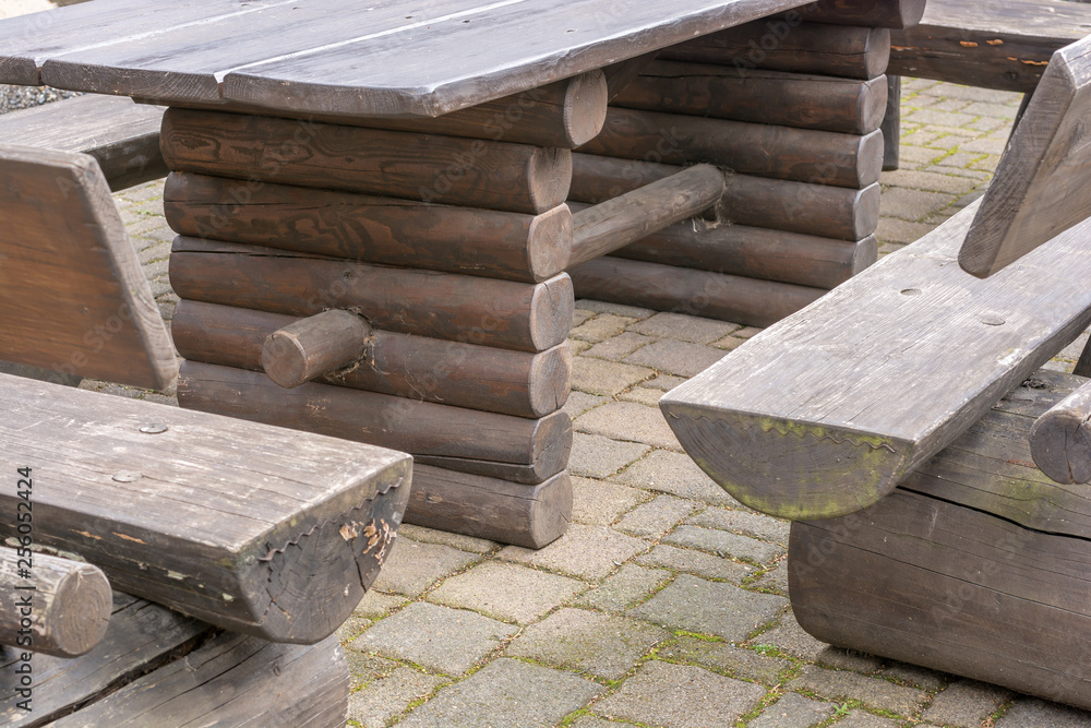 Leicht verwitterte Gartenmöbel aus massiven Holz Leicht verwitterte Gartenmöbel aus massiven Holz