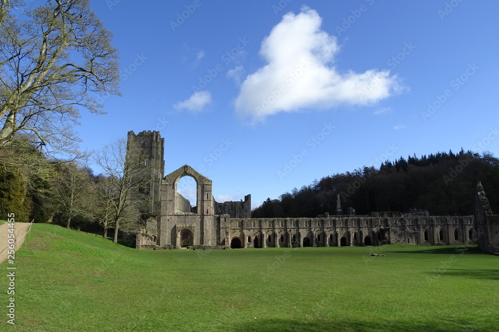 Fototapeta premium Fountains Abbey, Ripon, North Yorkshire
