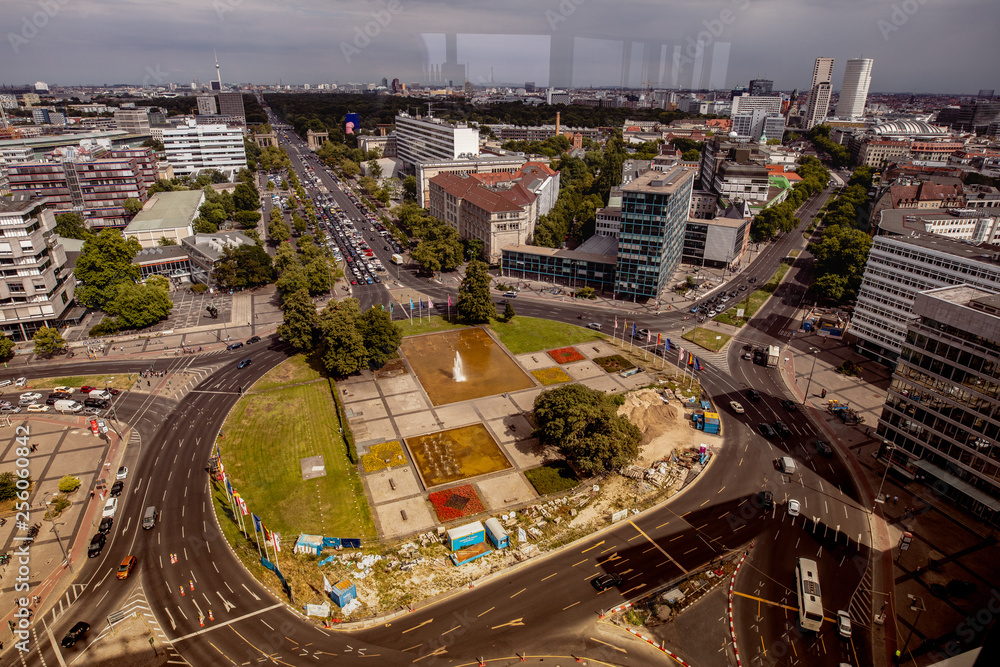 Fototapeta premium urbanes Berlin im Zeitgeist des 20. Jahrhunderts