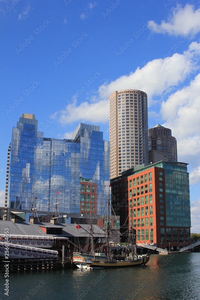 Obraz premium Griffin’s Wharf Boston Harbor Replica Tea Party Ship Eleanor on Massachusetts Skyline