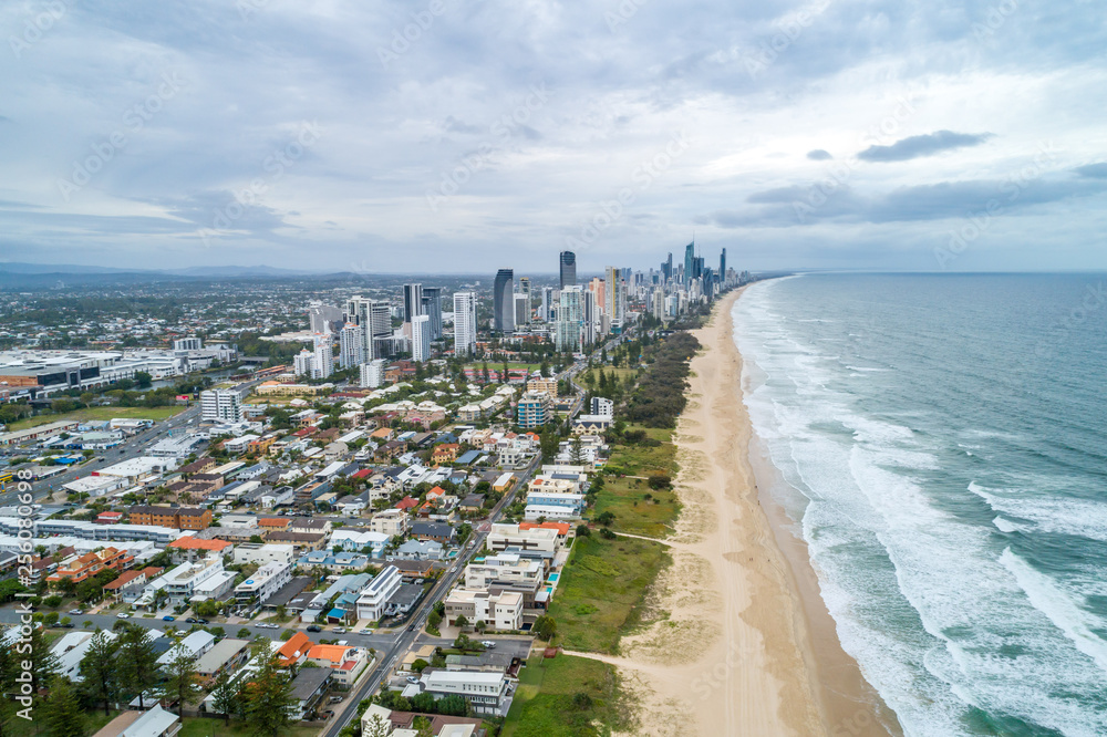 Obraz premium Ocean coastline at Mermaid Beach in Gold Coast, Australia
