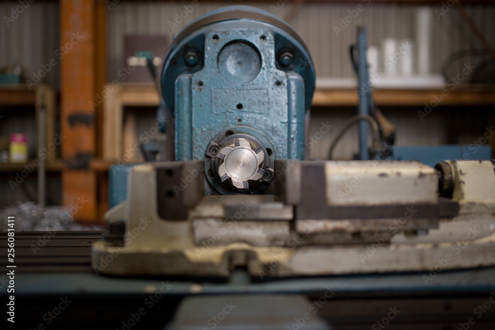 横フライスで切削作業