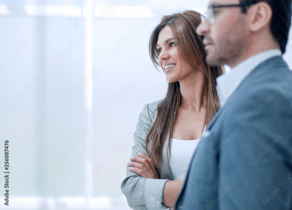 Obraz premium business partners standing together and looking at copy space
