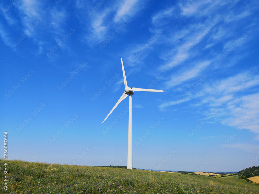 Une éolienne dans un champ en été Une éolienne dans un champ en été