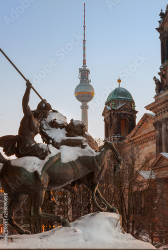 Photography Berlin, early morning in winter time, frozen, snow, berlin dome