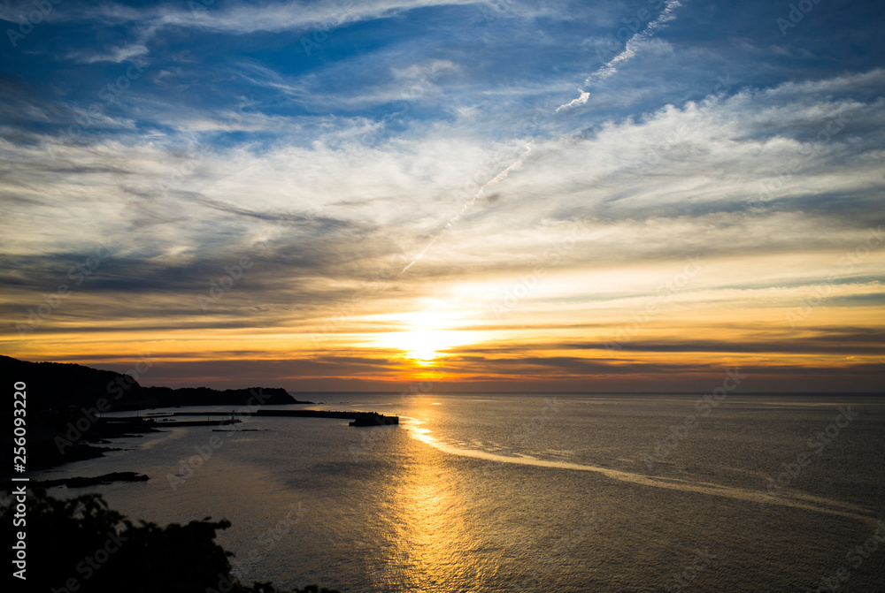 Fototapeta premium 夕暮れの海と潮の道