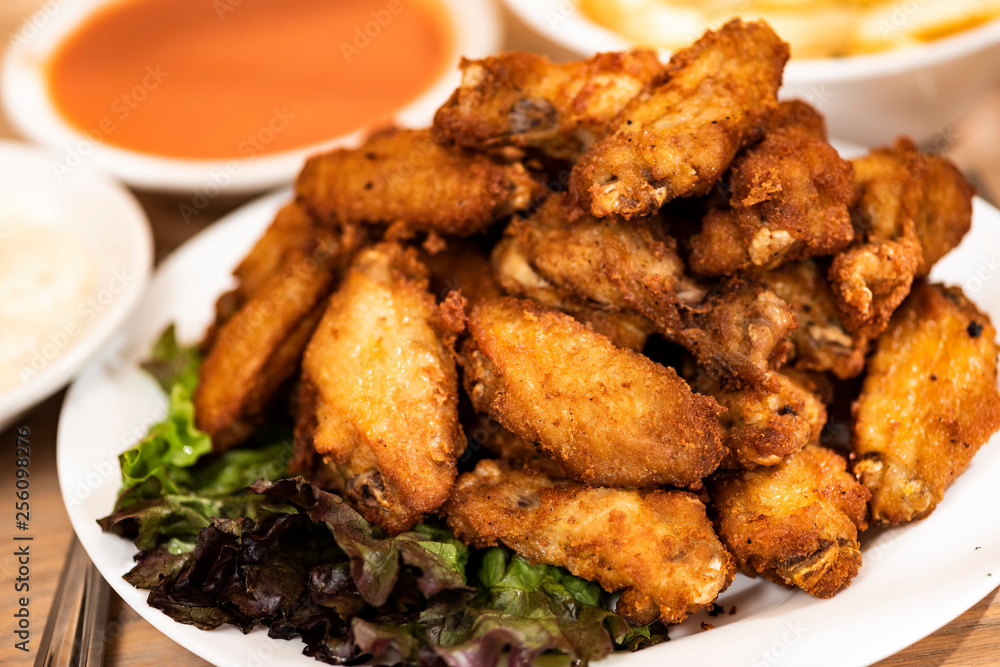 ALITAS DE POLLO CON PAPAS A LA FRANCESA ALITAS DE POLLO CON PAPAS A LA FRANCESA