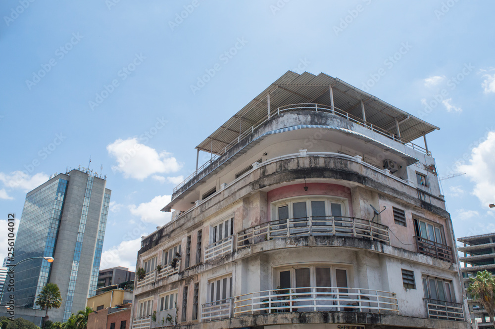 Ciudad edificios viejos y nuevos en Caracas Venezuela