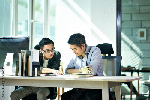 Foto two asian business men working together in office