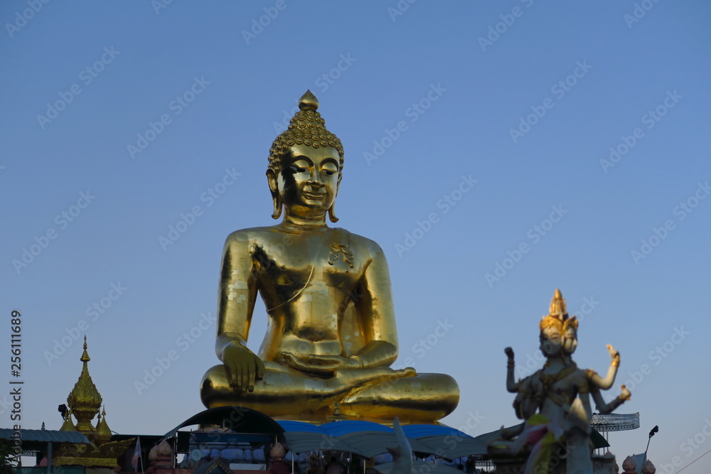 Bouddha doré assis en tailleur 