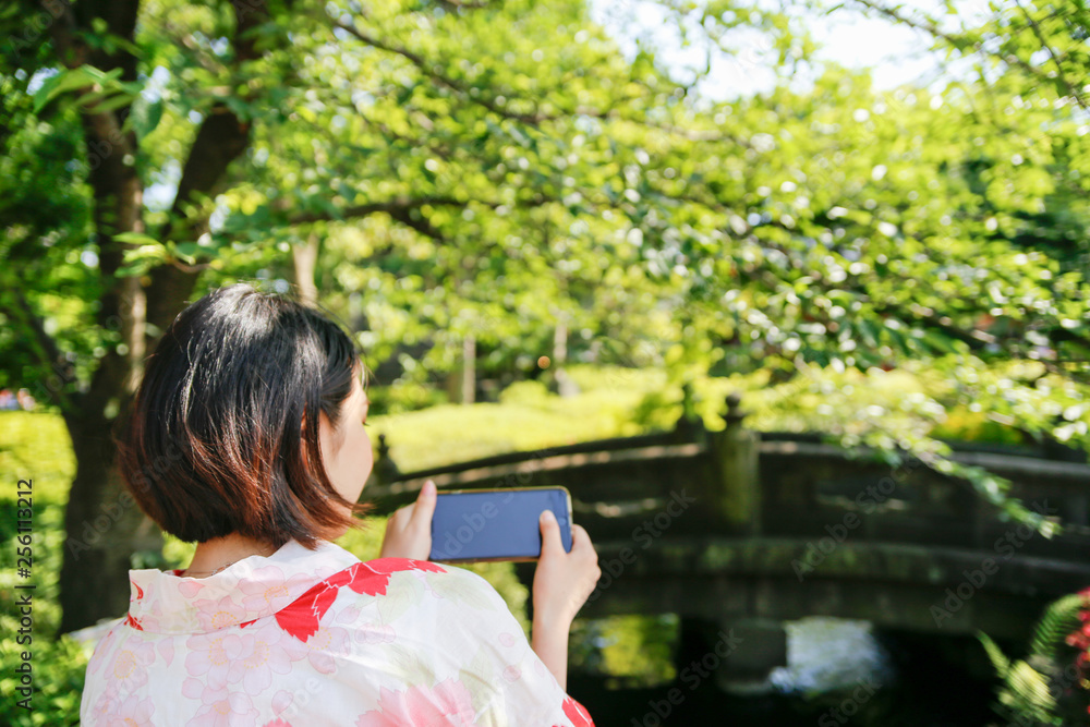 Naklejka premium Young Japanese women in a kimono.
