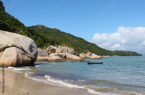 Praia tropical, praia de Canto Grande, Mariscal, cidade de Bombinhas, estado de Santa Catarina, Brasil 