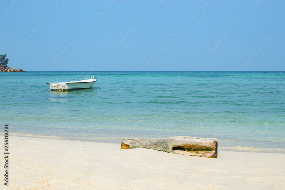 Obraz premium Fishing boats parked on the Beach at Haad salad , koh Phangan, Surat Thani in Thailand.