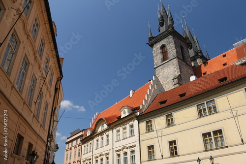 チェコ プラハ歴史地区市街の景色 旧市街広場 ゴルツ・キンスキー宮殿