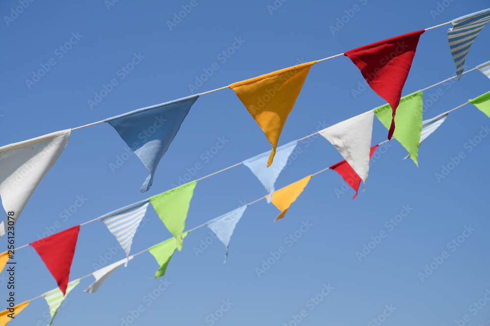 青空と三角旗 横構図 Stock 写真 Adobe Stock