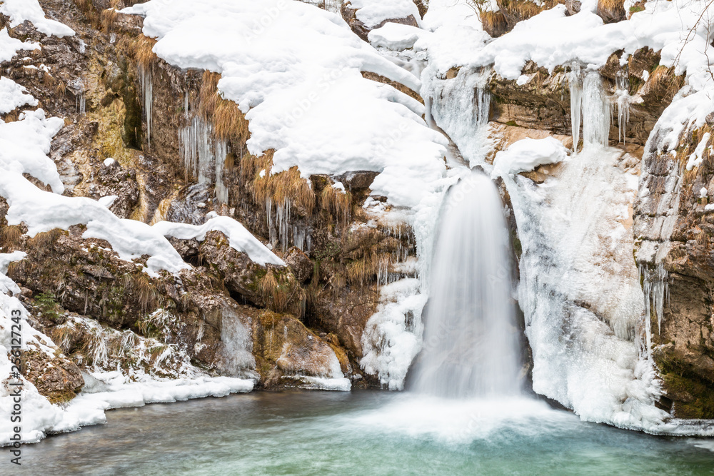 Kleiner Wasserfall an der Kuhflucht bei Farchant, Garmisch Partenkirchen, im Winter Kleiner Wasserfall an der Kuhflucht bei Farchant, Garmisch Partenkirchen, im Winter