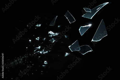 Foto Shattered and splitted glass pieces isolated on black