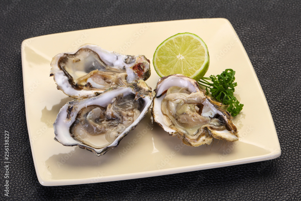 Oysters with lime and parsley Oysters with lime and parsley