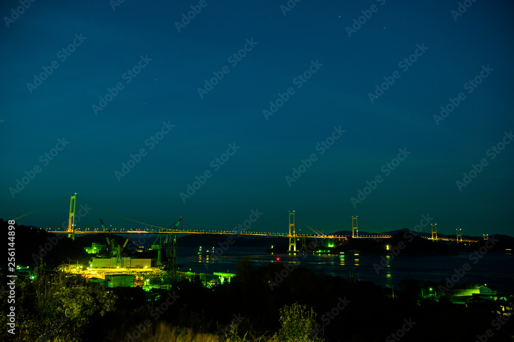 Obraz premium しまなみ海道と行きかう船