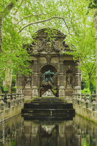 Foto Marie De Medicis Fountain among trees in Luxembourg Gardens in Paris, France