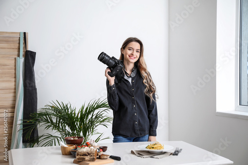 Female food photographer wo...