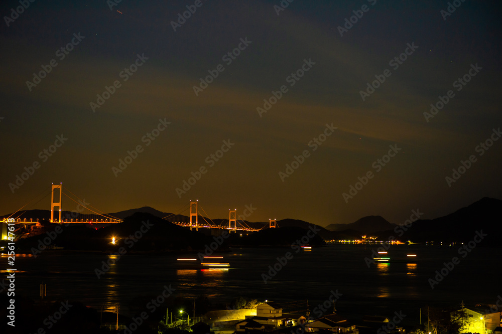 Fototapeta premium しまなみ海道と行きかう船