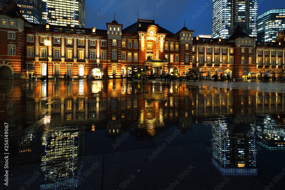 Obraz premium 雨降る東京駅の夜景