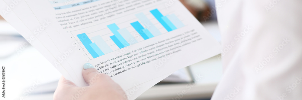 Obraz premium Group of people discuss financial results at workplace