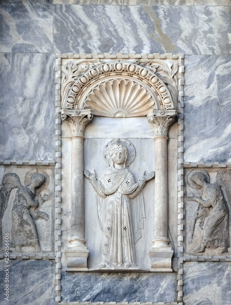 Aedicule with the Virgin between two announcing angels, north side of St. Mark's Basilica, St. Mark's Square, Venice, Italy, UNESCO World Heritage Sites 