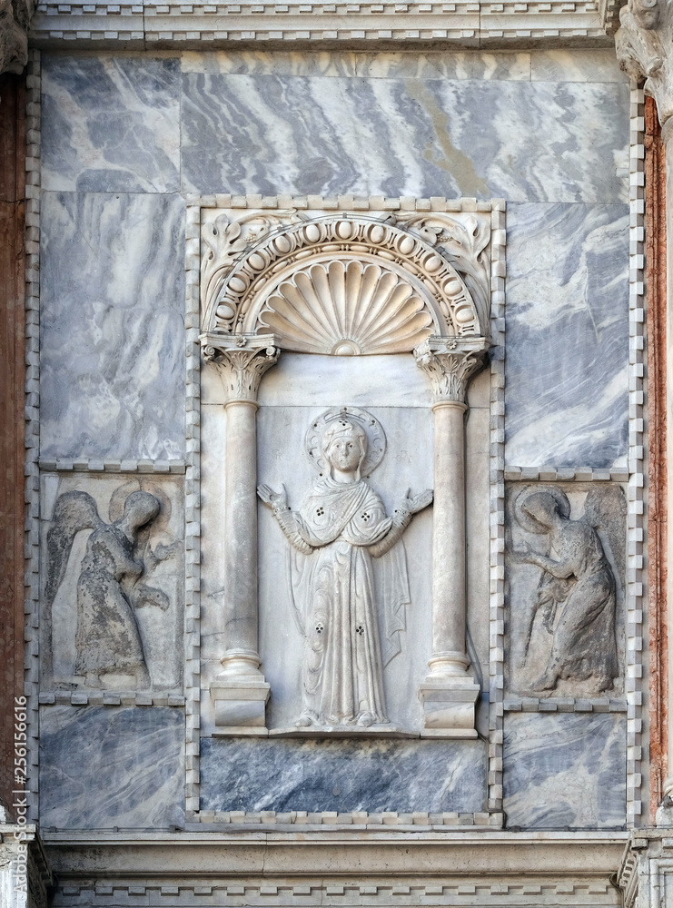 Aedicule with the Virgin between two announcing angels, north side of St. Mark's Basilica, St. Mark's Square, Venice, Italy, UNESCO World Heritage Sites 