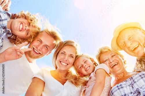 Familie mit Kindern und Großeltern zusammen