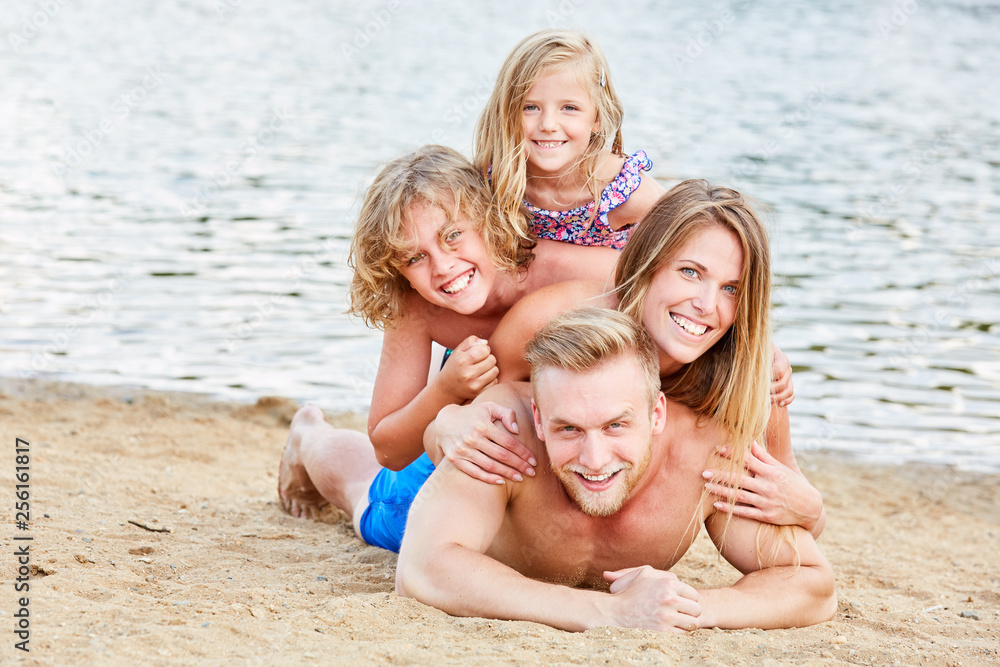 Familie mit zwei Kindern hat Spaß am Strand