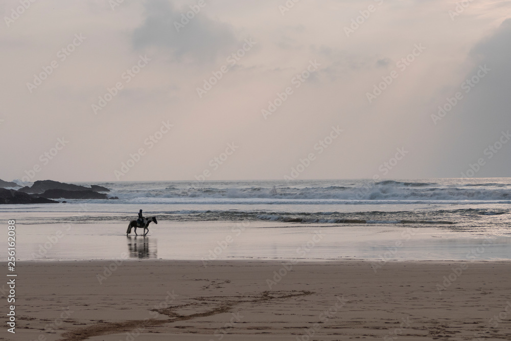cavalier sur une plage bretonne