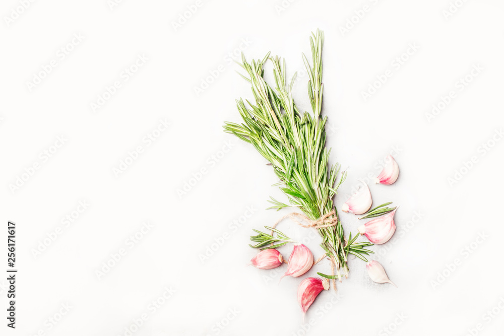 Obraz premium Fresh rosemary and red garlic on white spice food background, top view