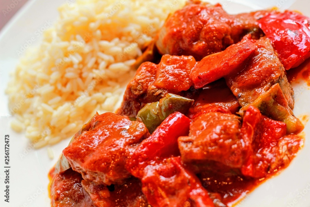 Carne estofada en salsa de tomate y arroz Carne estofada en salsa de tomate y arroz