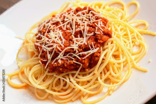 Espaguetis Bolognesa con tomate photo