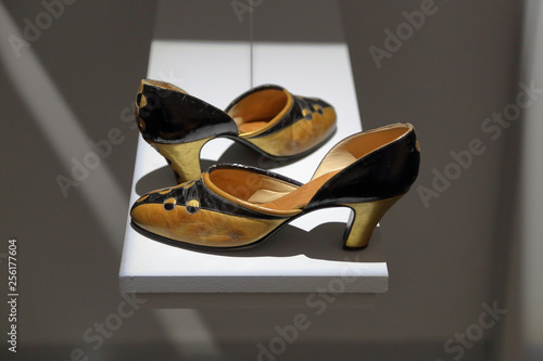 Quadro em tela Retro Art Deco women shoes from the early 20th century