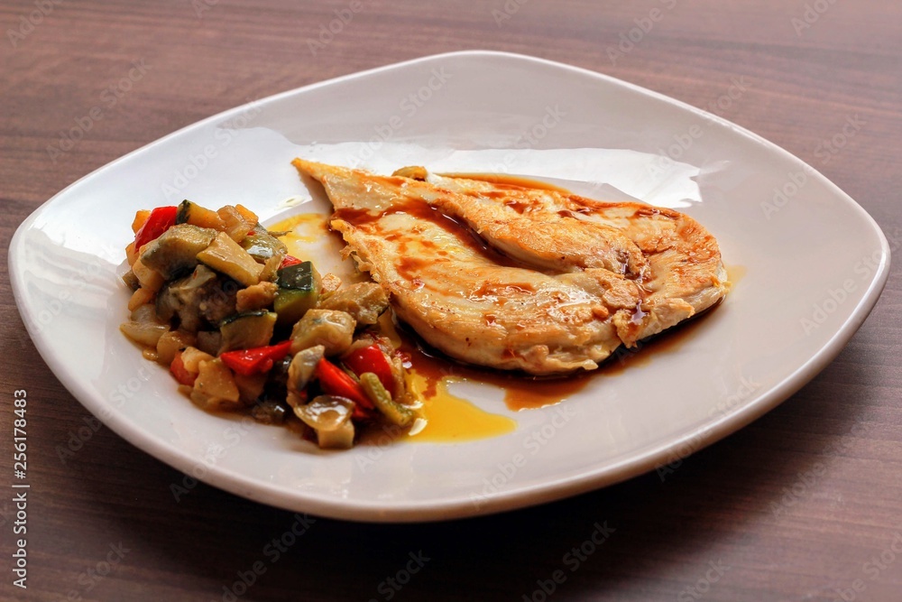 Pechuga de pollo a la plancha con verduras Pechuga de pollo a la plancha con verduras
