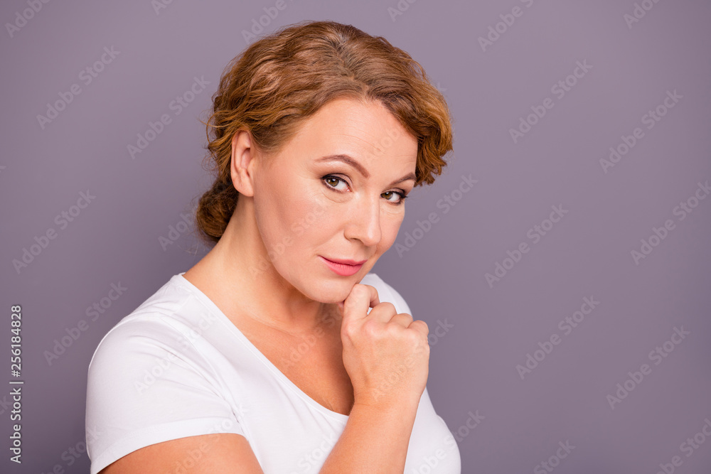 Close up photo beautiful amazing mature she her lady arm on chin confidently look camera self-confident after salon spa procedures aesthetic pretty wear white t-shirt isolated grey background Close up photo beautiful amazing mature she her lady arm on chin confidently look camera self-confident after salon spa procedures aesthetic pretty wear white t-shirt isolated grey background