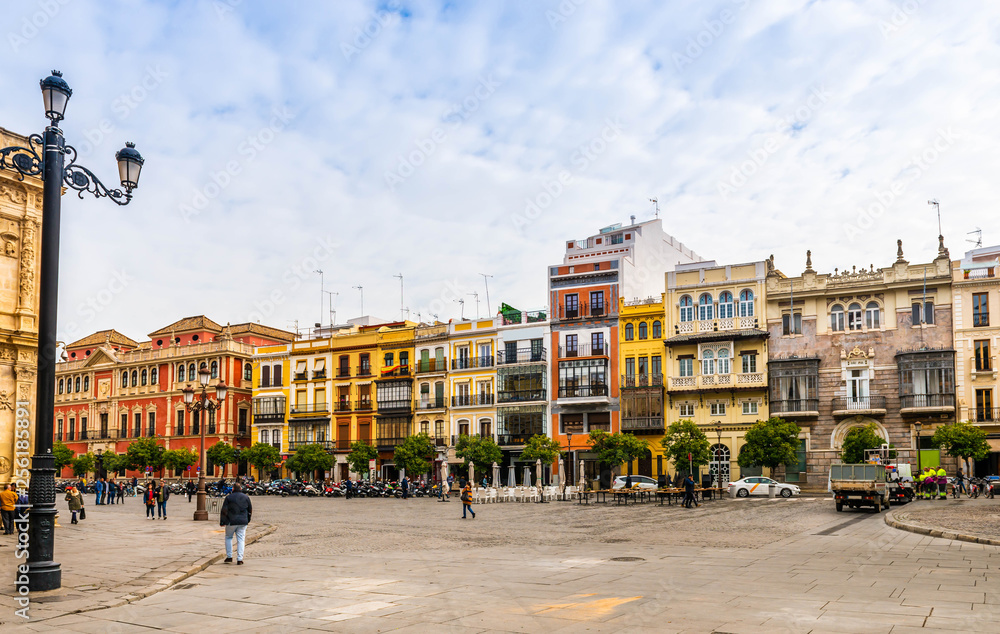 Façades d'immeubles, place San Francisco à Séville en Andalousie, Espagne