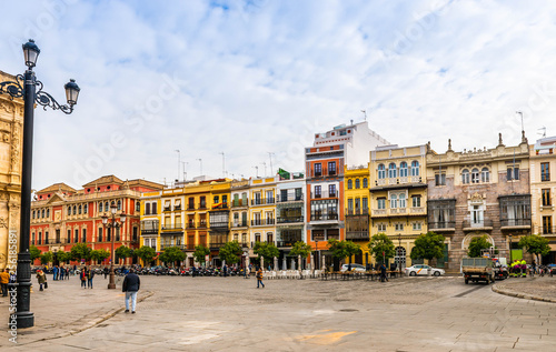 Façades d'immeubles, place San Francisco à Séville en Andalousie, Espagne © FredP