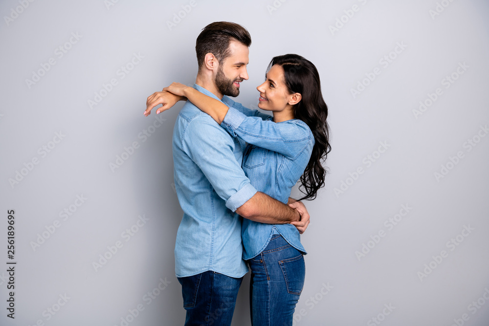 Photo profile side view of comfort cozy beautiful couple affectionate passionate delighted in denim clothing isolated on silver background Photo profile side view of comfort cozy beautiful couple affectionate passionate delighted in denim clothing isolated on silver background