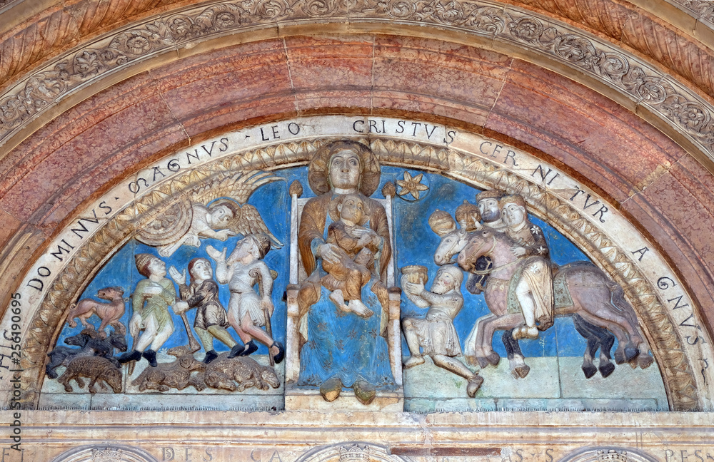 Virgin holding the Christ child, centered between, the Annunciation to the Shepherds and the Adoration of the Magi, Cathedral dedicated to the Virgin Mary in Verona