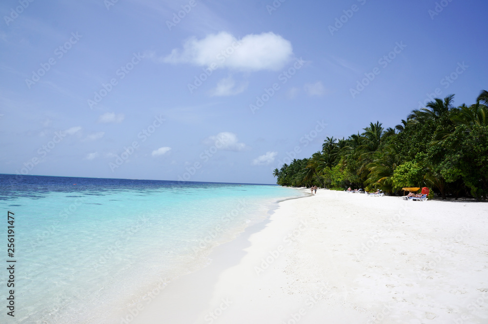 Snow-white beach, stretching into the distance. Maldives.