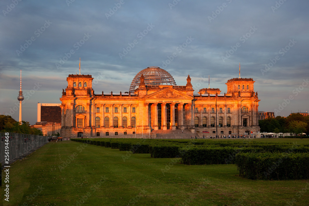 Reichstag Berlin zum Sonnenuntergang
